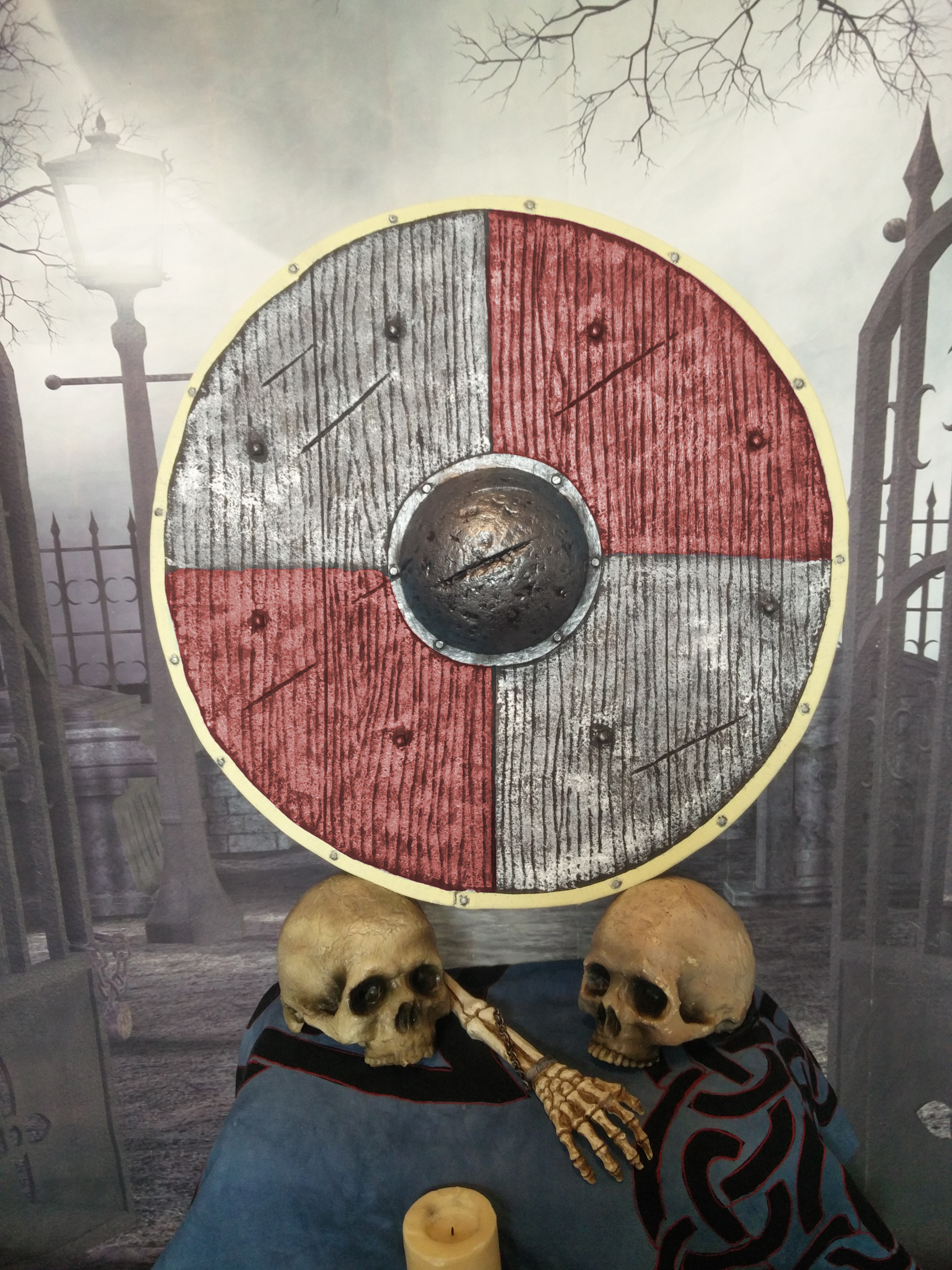Round shield "Nordmann" 60/80/1000cm white-red light - handle type selectable